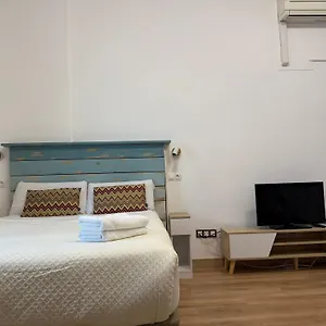 lovely-studio-in-the-heart-of-malaga.hotelsinnerja.org/